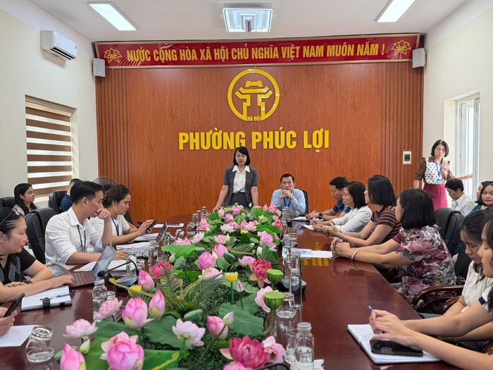 Đoàn kiểm tra liên ngành số 2 của thành phố làm việc với lãnh đạo và các nhà cung cấp, trường học trên địa bàn phường Phúc Lợi. Ảnh: Ngọc Quỳnh