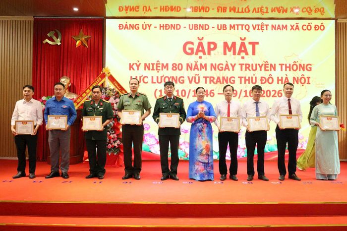 Bí thư Đảng ủy, Chủ tịch HĐND xã Cổ Đô Nguyễn Thị Kim Oanh đã biểu dương, khen thưởng 10 tập thể và 16 cá nhân có thành tích xuất sắc trong công tác tổ chức các hoạt động kỷ niệm 80 năm Ngày truyền thống lực lượng vũ trang Thủ đô. Ảnh: Hồng Đạt
