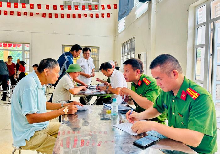 Thân nhân liệt sĩ ký xác nhận hoàn tất quy trình thu nhận mẫu. Ảnh: Trần Oanh