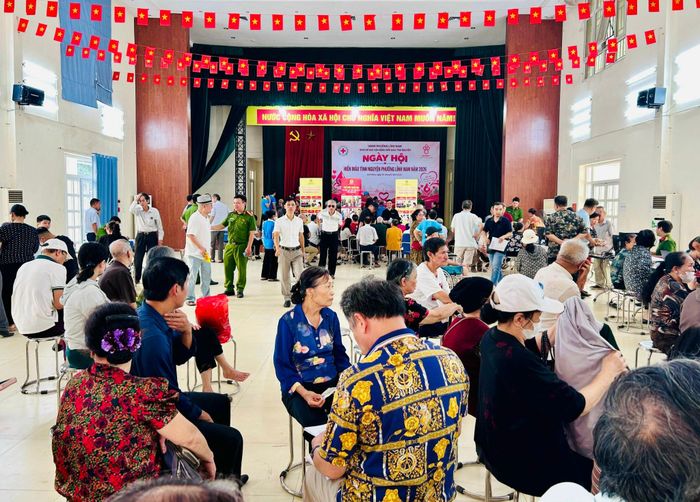 Thân nhân liệt sĩ các phường Hoàng Mai, Lĩnh Nam, Vĩnh Hưng chờ thực hiện các quy trình thu nhận mẫu ADN. Ảnh: Trần Oanh.