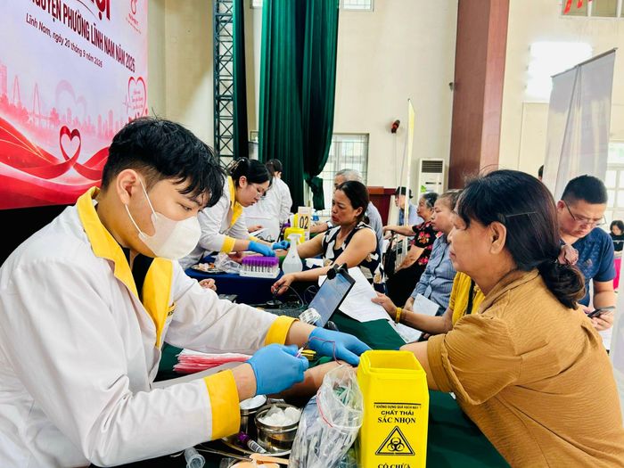 Cán bộ y tế lấy mẫu ADN theo quy trình chuyên môn. Ảnh: Trần Oanh.