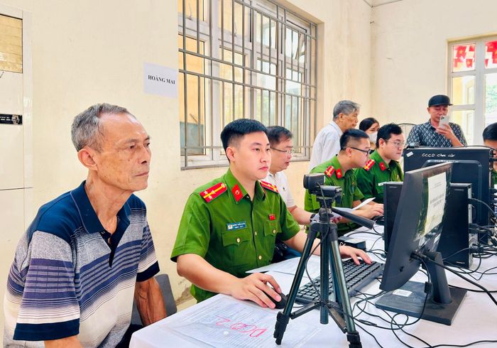 Cán bộ công an thu nhận và tích hợp thông tin sinh trắc học ADN. Ảnh: Trần Oanh.