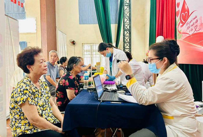 Lấy mẫu ADN được thực hiện bài bản, chặt chẽ. Ảnh: Trần Oanh.