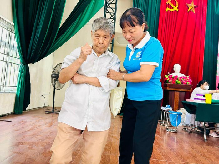 Thân nhân liệt sĩ cao tuổi được lực lượng chức năng hỗ trợ tận tình. Ảnh: Trần Oanh.