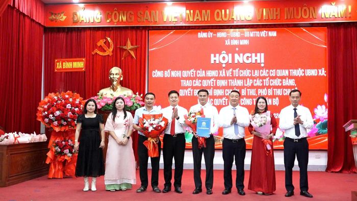Kiện toàn tổ chức bộ máy, thành lập các phòng chuyên môn và chi bộ trực thuộc Đảng ủy xã Bình Minh góp phần nâng cao hiệu lực, hiệu quả hoạt động của hệ thống chính trị ở cơ sở. Ảnh: PV