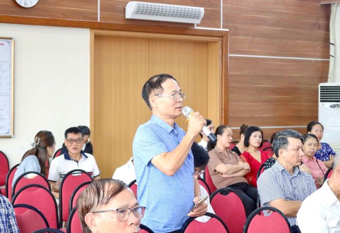 Các cử tri đã có những chia sẻ thẳng thắn về vấn đề liên quan đến nâng cao chất lượng chăm sóc sức khỏe nhân dân trên địa bàn. Ảnh: PV