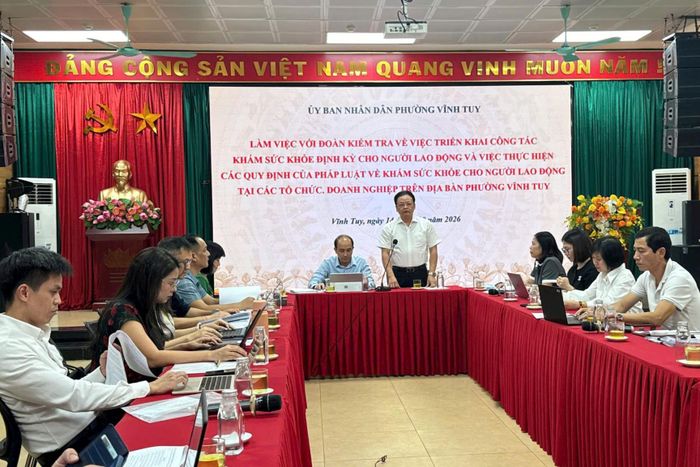 Chủ tịch UBND phường Vĩnh Tuy Vũ Văn Hoạt phát biểu tại buổi làm việc. Ảnh: Mai Hoa
