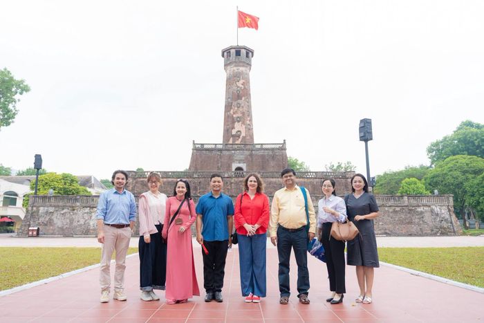 ThS Phạm Vũ Lộc (thứ 4 từ trái qua) cùng bạn bè quốc tế tham quan Khu di tích Hoàng thành Thăng Long. Ảnh: Nhân vật cung cấp