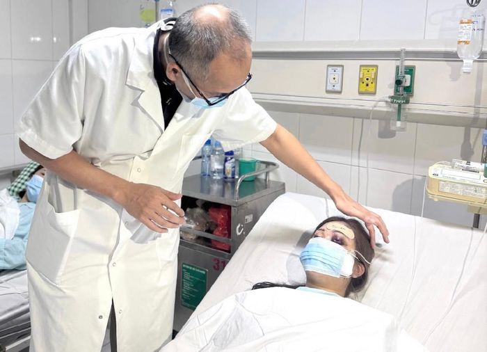 Nữ bệnh nhân suýt mù mắt sau khi tiêm filler tại nhà. Ảnh: BVCC