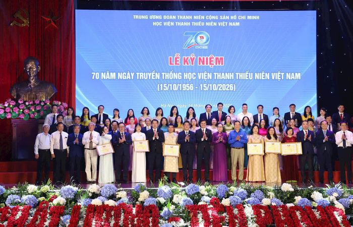 Các đại biểu chụp ảnh lưu niệm tại buổi lễ. Ảnh: BTC