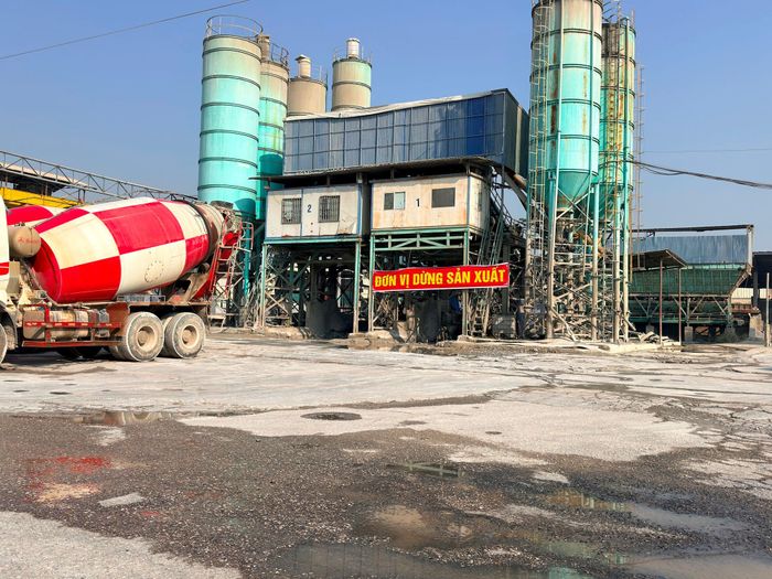 Một trạm trộn bê tông trong khu bê tông Hà Thanh đã dừng hoạt động nhưng chưa tháo dỡ công trình vi phạm. Ảnh: Thanh Hà