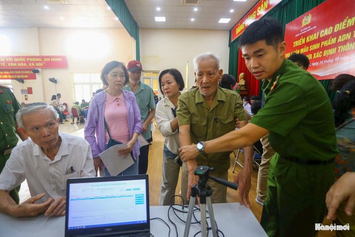 Cái nắm tay thật chặt, đôi mắt chăm chú lắng nghe và lời trấn an của cán bộ công an dành cho những nhân thân liệt sĩ như một chiếc cầu nối vô hình giữa quá khứ và hiện tại.