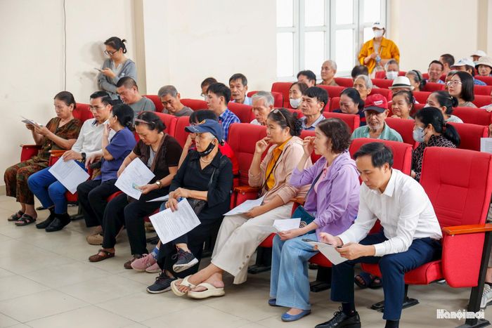 Ngày 14-10, hội trường Công an phường Hà Đông (thành phố Hà Nội) chật kín gần 200 thân nhân liệt sĩ tụ hội về từ rất sớm với chung một niềm khắc khoải cháy lòng được đón người thân yêu đã ngã xuống vì Tổ quốc trở về nhà.