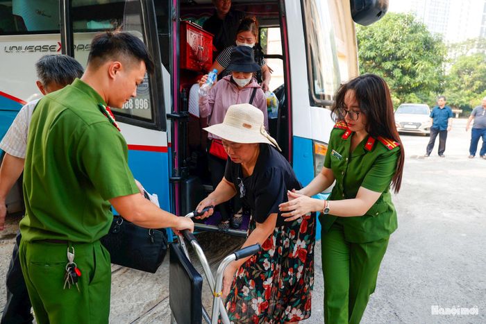 Ngay từ khu vực đón tiếp, các cán bộ, chiến sĩ Công an phường Hà Đông đã có mặt từ sớm để ân cần sắp xếp chỗ ngồi, nước uống và hướng dẫn chu đáo từng thân nhân.