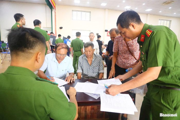 Thiếu tá Nguyễn Tuấn Chung, Tổ trưởng Tổ Cảnh sát khu vực Công an phường Hà Đông cho biết: "Có những gia đình thân nhân đã tuổi cao sức yếu, có người chuyển nơi ở hoặc giấy tờ thất lạc nên anh em phải tranh thủ từng giờ, kể cả đêm muộn đến tận nhà đối chiếu dữ liệu dân cư, kiên trì giải thích để bà con hiểu ý nghĩa thiêng liêng của đợt thu nhận mẫu ADN này".