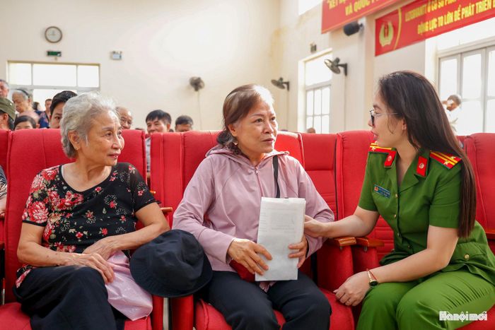 Trung tá Trịnh Thị Ngọc Quỳnh, Cảnh sát khu vực Công an phường Hà Đông chia sẻ: "Được đóng góp một phần sức lực nhỏ bé vào công trình tri ân này là niềm vinh dự lớn lao của người chiến sĩ Công an nhân dân".