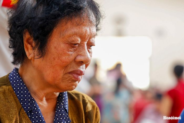 Nước mắt lăn dài trên những nếp nhăn, bà Lý Thị Thoa (sinh năm 1958) nâng niu bức ảnh trắng đen của người anh trai - Liệt sĩ Lý Văn Đoàn (sinh năm 1955). Năm 1972, khi vừa tròn 17 tuổi, chàng trai Lý Văn Đoàn tạm biệt quê nhà lên đường nhập ngũ rồi anh dũng hy sinh tại khu vực Dầu Tiếng (miền Đông Nam Bộ). Mấy chục năm qua, gia đình bà Thoa ngóng trông tin tức trong vô vọng. Tấm ảnh đen trắng đã phai mờ hình bóng người anh hiền lành nay trở thành mảnh ghép vô giá, mở ra một niềm tin mới nhờ công nghệ ADN hiện đại.