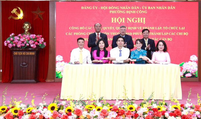 Các lãnh đạo phường chứng kiến các trưởng phòng chuyên môn ký biên bản bàn giao. Ảnh: Huy Hoàng