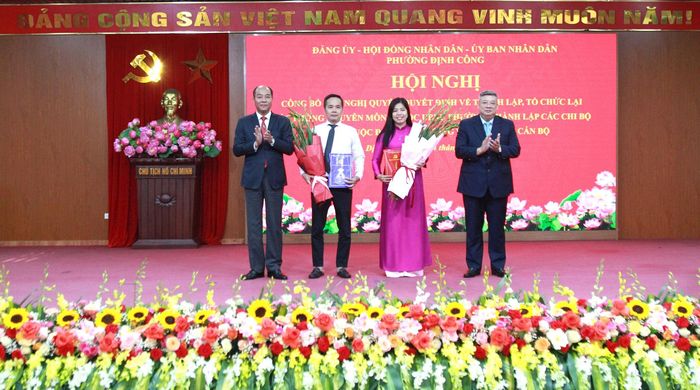 Các lãnh đạo phường trao quyết định cho tân Trưởng phòng Phòng Nội vụ – Tư pháp Lê Thị Thanh Ngà và tân Phó Trưởng phòng Phòng Nội vụ – Tư pháp Phùng Xuân Tuấn
