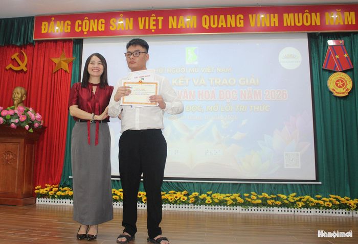Ban Tổ chức trao giải Nhất và danh hiệu "Đại sứ văn hóa đọc 2026" cho em Nguyễn Hữu Khánh. Ảnh: Vi Giáng