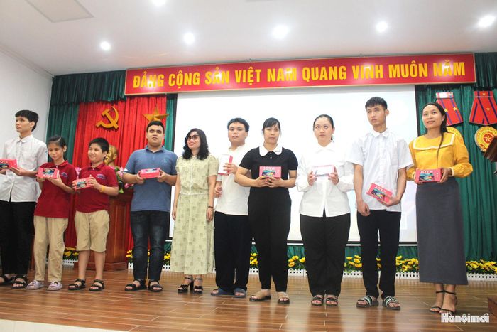 Ban Tổ chức cũng trao tặng thiết bị công nghệ cho các tập thể, cá nhân học sinh, sinh viên khiếm thị có hoàn cảnh khó khăn. Ảnh: Vi Giáng