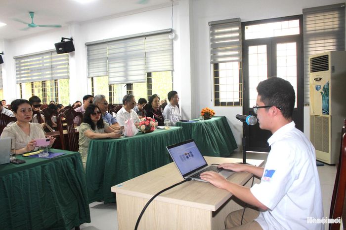 Đại diện học sinh chia sẻ về sách giáo khoa điện tử dành cho người khiếm thị tại chương trình. Ảnh: Vi Giáng