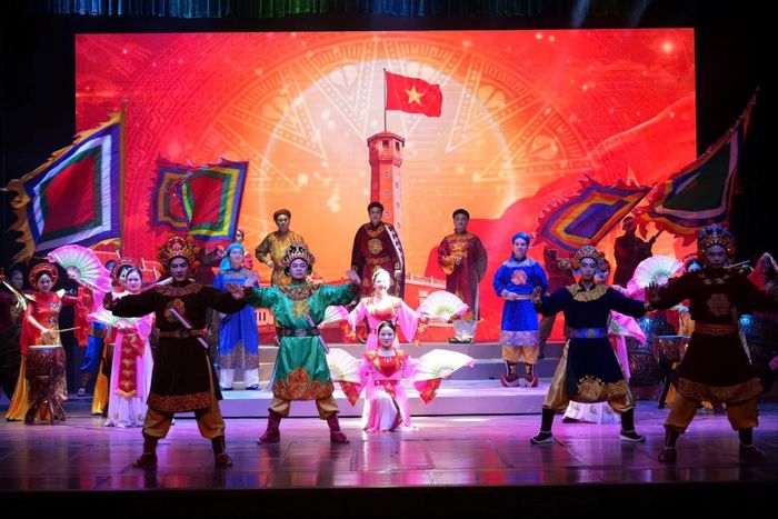 Tiết mục nghệ thuật chào mừng. Ảnh: Ngọc Tú