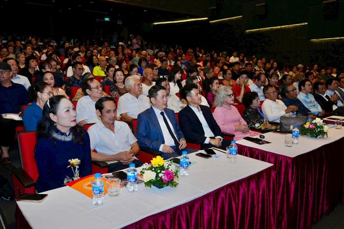 Các đại biểu và đông đảo khán giả tham dự khai mạc. Ảnh: Ngọc Tú