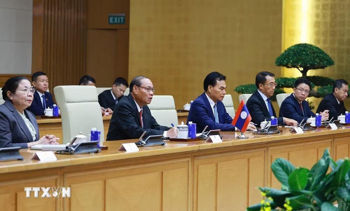 Đồng chí Vilay Lakhamphong phát biểu tại buổi làm việc. Ảnh: TTXVN