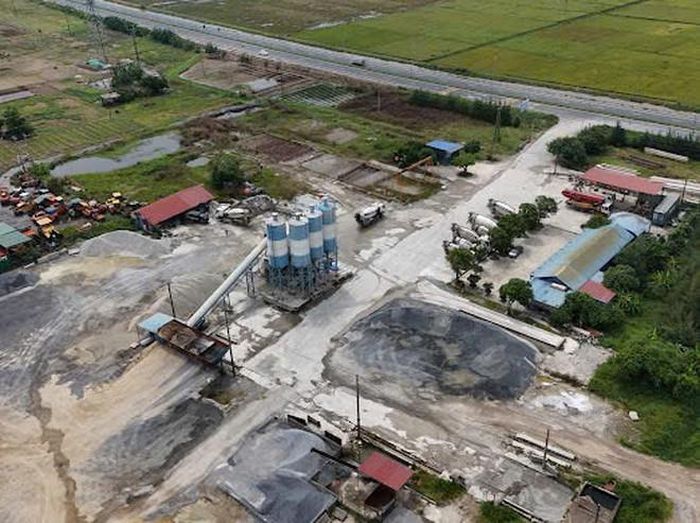 Theo ghi nhận của phóng viên, dọc khu vực ven sông Ninh Cơ, thuộc xã Hồng Phong, tỉnh Ninh Bình, có nhiều bến bãi tập kết vật liệu, trạm trộn bê tông và cơ sở sản xuất công nghiệp - (ảnh Nhật Tân).