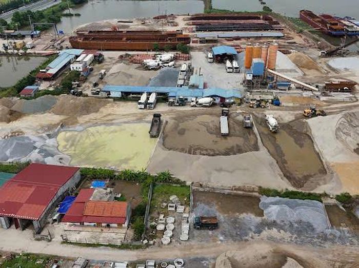 Nhiều công trình, xe bồn và vật liệu tập kết tại bến bãi trong mùa mưa bão - (ảnh Nhật Tân).
