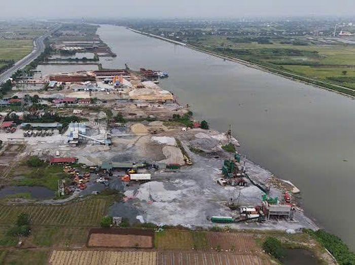 Các bến bãi trải dài dọc theo dòng sông Ninh Cơ - (ảnh Nhật Tân).