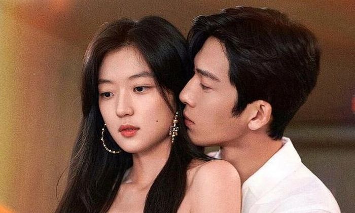 Tỉnh Bách Nhiên (phải) và Tôn Thiên trong phim "Đầu xuân tươi sáng". Ảnh: Youku