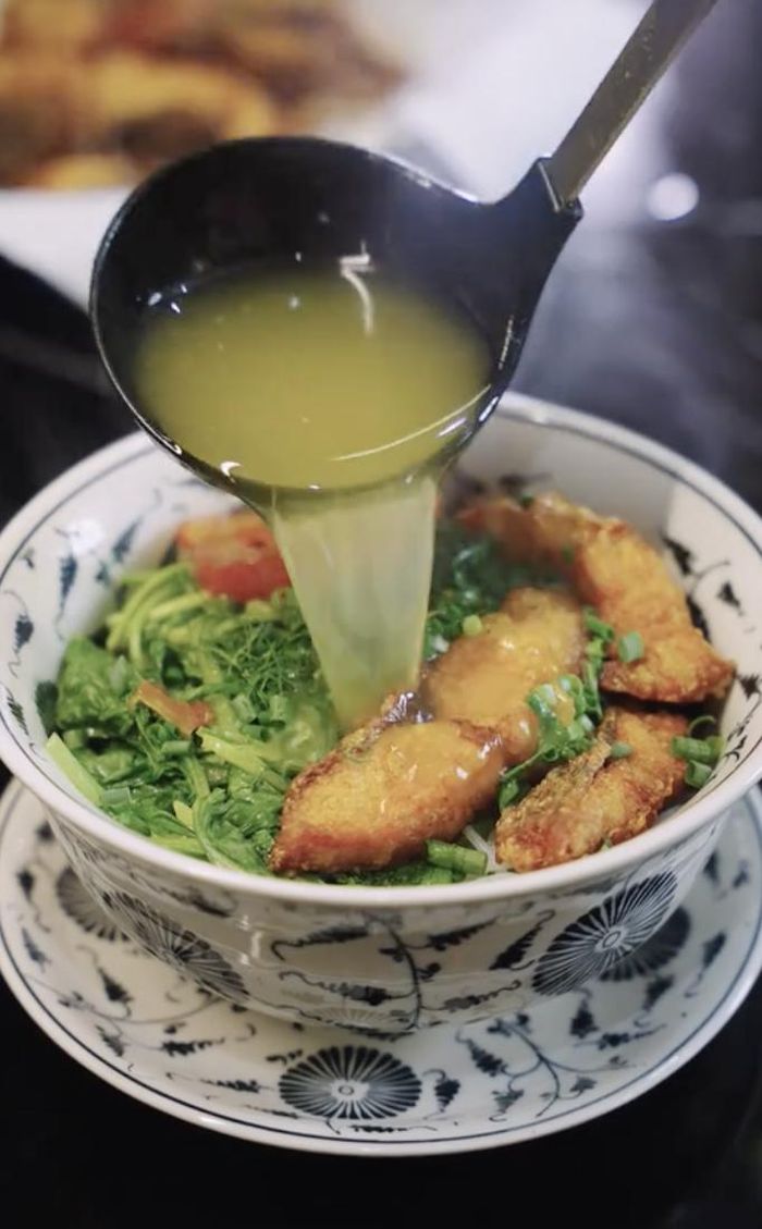 Bên cạnh việc chia sẻ món ăn mới, Phương Oanh cũng bày tỏ niềm vui khi nhận được những phản hồi tích cực từ người xem. Cô cho biết bản thân rất vui khi có người nói rằng xem video của mình cảm thấy có thêm cảm hứng vào bếp, hoặc học hỏi được cách chế biến những món ăn mới.