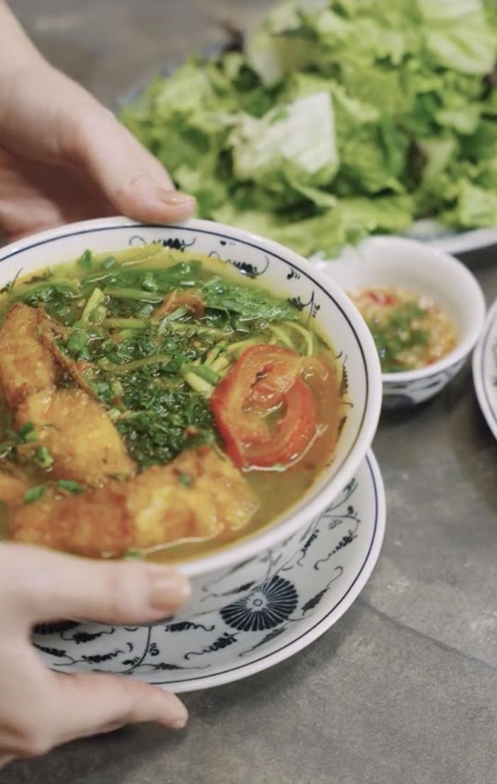 Phương Oanh chia sẻ trong video: “Mình nghĩ nữ công gia chánh không phải là khuôn mẫu bắt buộc phụ nữ phải mang theo. Nhưng đó là một nét đẹp, sự chăm chút, cách để tạo ra hơi ấm cho tổ ấm của chính mình. Giữa cuộc sống hiện đại, phụ nữ có nhiều lựa chọn và vai trò, mình càng trân trọng hơn việc một người phụ nữ có thể trở về căn bếp tự tay nấu một bữa ăn ngon và tìm kiếm niềm vui trong điều rất giản dị này”.
