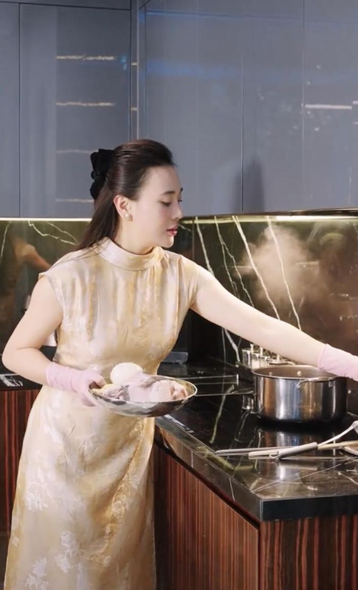 Phương Oanh cho biết thời tiết Hà Nội gần đây đã mát mẻ hơn nên quyết định vào bếp nấu một món ăn nóng hổi vào dịp cuối tuần để đổi vị cho gia đình. Phụ nữ Mới đưa tin. 