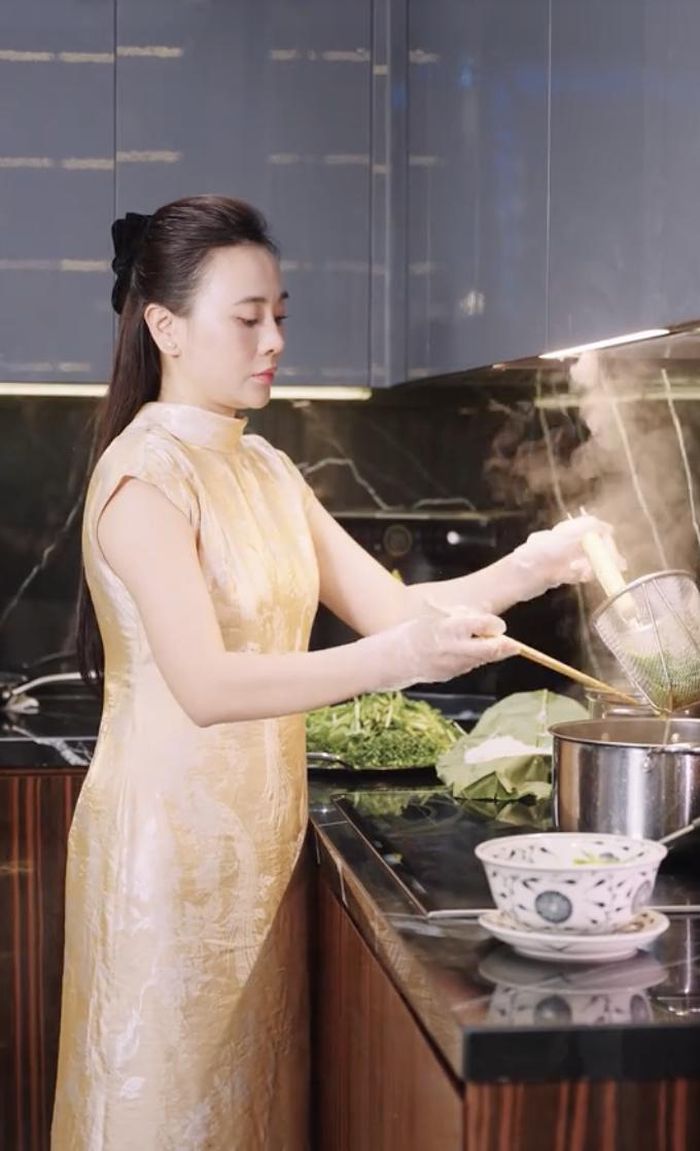 Mọi công đoạn đều tự tay Phương Oanh làm tỉ mỉ, chỉn chu (Ảnh chụp màn hình)