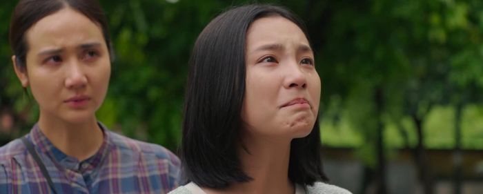 Thơ là người ủng hộ mẹ ly hôn, nhưng lại là người khóc nhiều nhất. Ảnh VTV