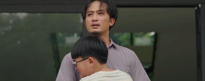 Bình rơi nước mắt khi con trai không muốn thấy cảnh chia xa từ đây. Ảnh VTV