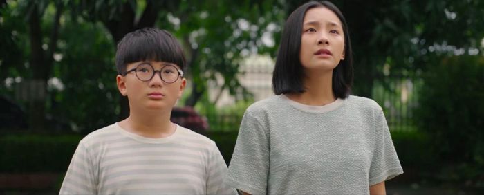 Thơ và em trai buồn bã chứng kiến bố mẹ chia tay. Ảnh VTV