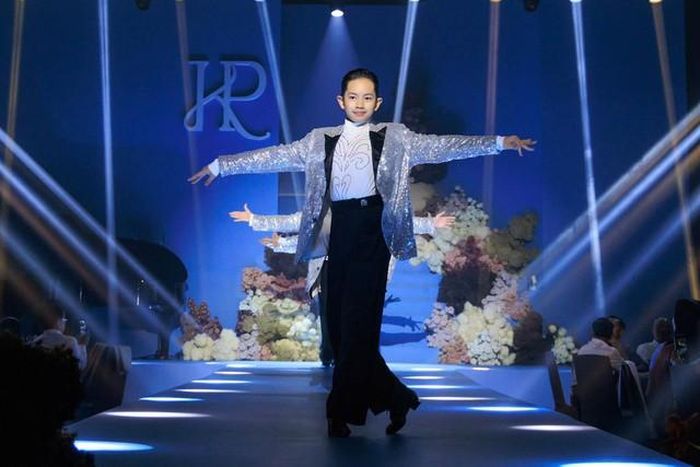 Sinh ra trong gia đình có truyền thống dancesport, cậu bé từ lâu đã trở thành gương mặt quen thuộc với khán giả yêu mến gia đình kiện tướng dancesport Khánh Thi và Phan Hiển. 