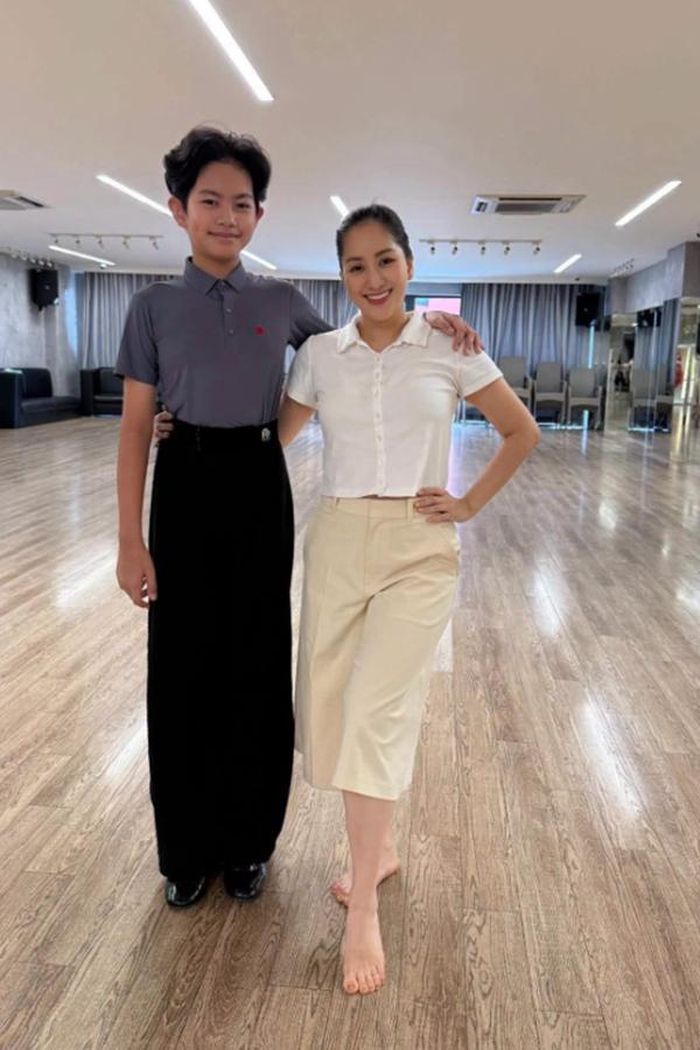 Dù còn nhỏ tuổi, Kubi đã sở hữu bảng thành tích đáng mơ ước cùng nền tảng vững chắc từ gia đình nổi tiếng trong làng dancesport. Với niềm đam mê và sự đầu tư bài bản, cậu bé được kỳ vọng sẽ tiếp tục tỏa sáng và nối bước thành công của bố mẹ trong tương lai.