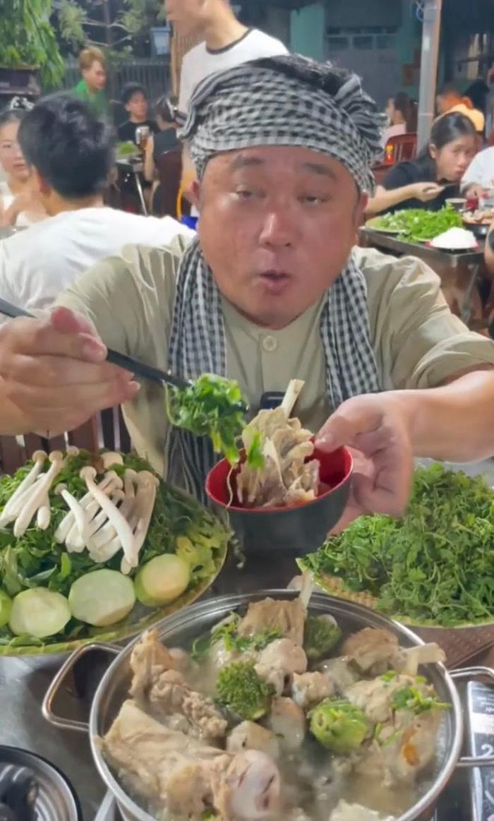 Phùng Ngọc livestream bán lẩu.