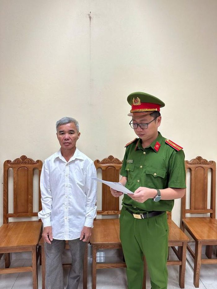 Cơ quan Cảnh sát điều tra, Công an tỉnh Phú Thọ công bố Quyết định khởi tố bị can, lệnh cấm đi khỏi nơi cư trú đối với Bạch Chí Điển - (ảnh Công an Phú Thọ).