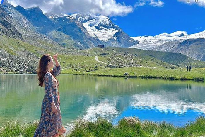 Nằm ở miền Nam Thụy Sĩ, gần biên giới Italy, Zermatt nổi tiếng bởi khung cảnh thiên nhiên hùng vĩ dưới chân núi Matterhorn cao 4.478m. Ngọn núi có đỉnh nhọn, hơi nghiêng, với hình dáng đặc trưng từng xuất hiện trên những thanh chocolate tam giác nổi tiếng. Theo Đan Lê, việc di chuyển đến thị trấn này khá thuận tiện bằng tàu hỏa bởi nhà ga nằm ngay trong khu vực trung tâm. Từ đây, cô cùng bạn đồng hành đi bộ qua những ngôi nhà gỗ ven sông để đến ga tàu lên Sunnegga, sau đó tiếp tục di chuyển bằng cáp treo đến Blauherd, ở độ cao khoảng 2.571m.