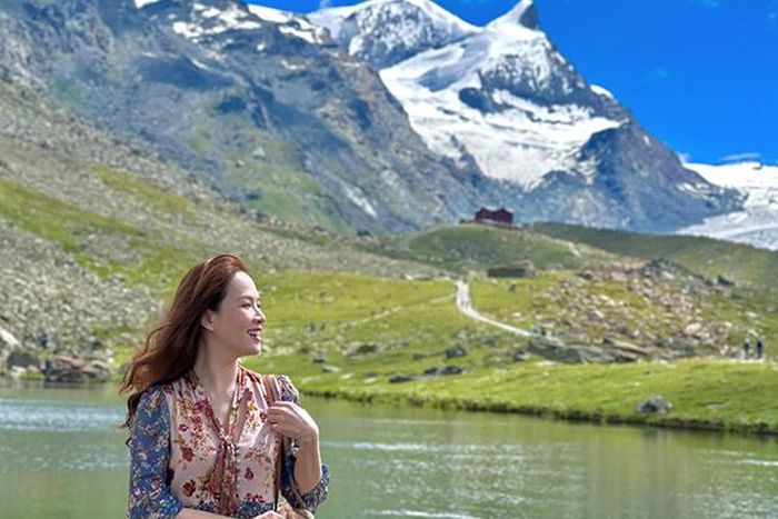 Điểm dừng chân đầu tiên của nhóm là hồ Stellisee, nơi nổi tiếng với hình ảnh núi Matterhorn phản chiếu trên mặt nước trong những ngày trời quang, lặng gió. Dù thông tin du lịch cho biết quãng đường đi bộ từ ga Blauherd đến hồ chỉ mất khoảng 20 phút, Đan Lê cho rằng hành trình thực tế không dễ dàng như vậy. Đường mòn khá nhỏ, mặt đường nhiều đá lởm chởm, một bên là sườn dốc, bên kia là vực sâu, khiến người đi không khỏi có cảm giác thót tim. Có những đoạn, du khách phải xếp hàng chờ nhau nên cũng khó đi nhanh.