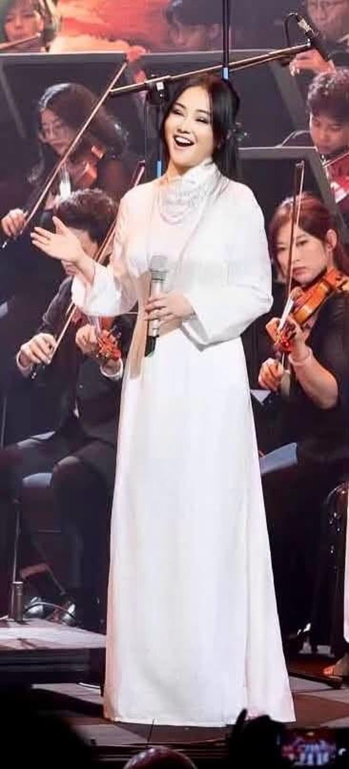 Diva Hồng Nhung chia sẻ khoảnh khắc biểu diễn trong đêm nhạc “Phú Quang - Còn mãi một tình yêu” vừa qua.