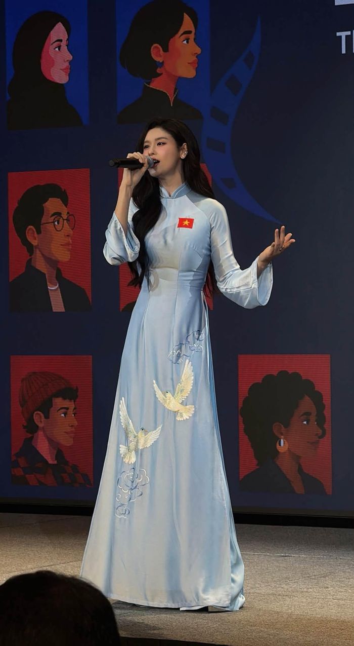 Ca sĩ Trương Quỳnh Anh biểu diễn hai ca khúc "Viết tiếp câu chuyện hòa bình" và "Hoa Dại". "Khi khoác lên mình tà áo dài, đứng trên sân khấu ở một đất nước khác và cất tiếng hát, mình mới cảm nhận rõ hơn niềm tự hào khi được mang theo hình ảnh Việt Nam đến những nơi mình đi qua", nữ ca sĩ viết trên trang cá nhân.
