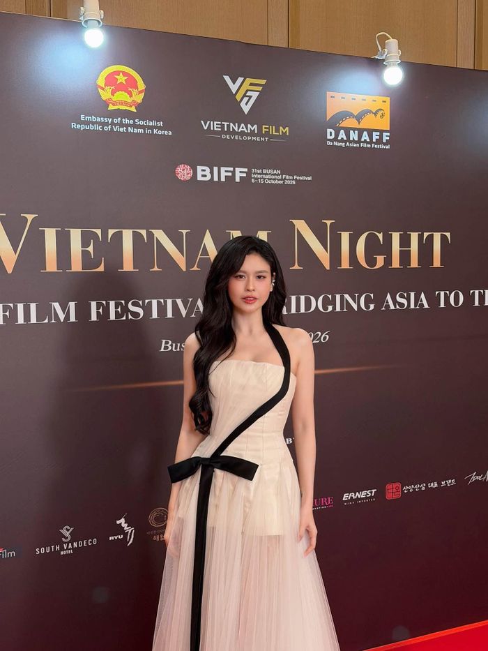 Ca sĩ Trương Quỳnh Anh chia sẻ hình ảnh tham gia sự kiện Vietnam Night 2026 trong khuôn khổ Liên hoan phim Quốc tế Busan lần thứ 31 (BIFF 2026).