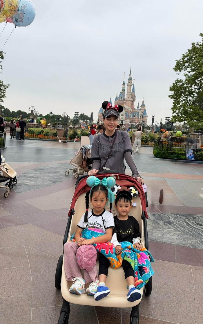 Đàm Thu Trang chia sẻ hình ảnh đưa hai con đi chơi tại một địa điểm vui chơi, du lịch nổi tiếng.